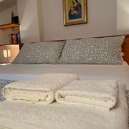 La Casa Nel Cortile Appartement Castelbuono  Buitenkant foto