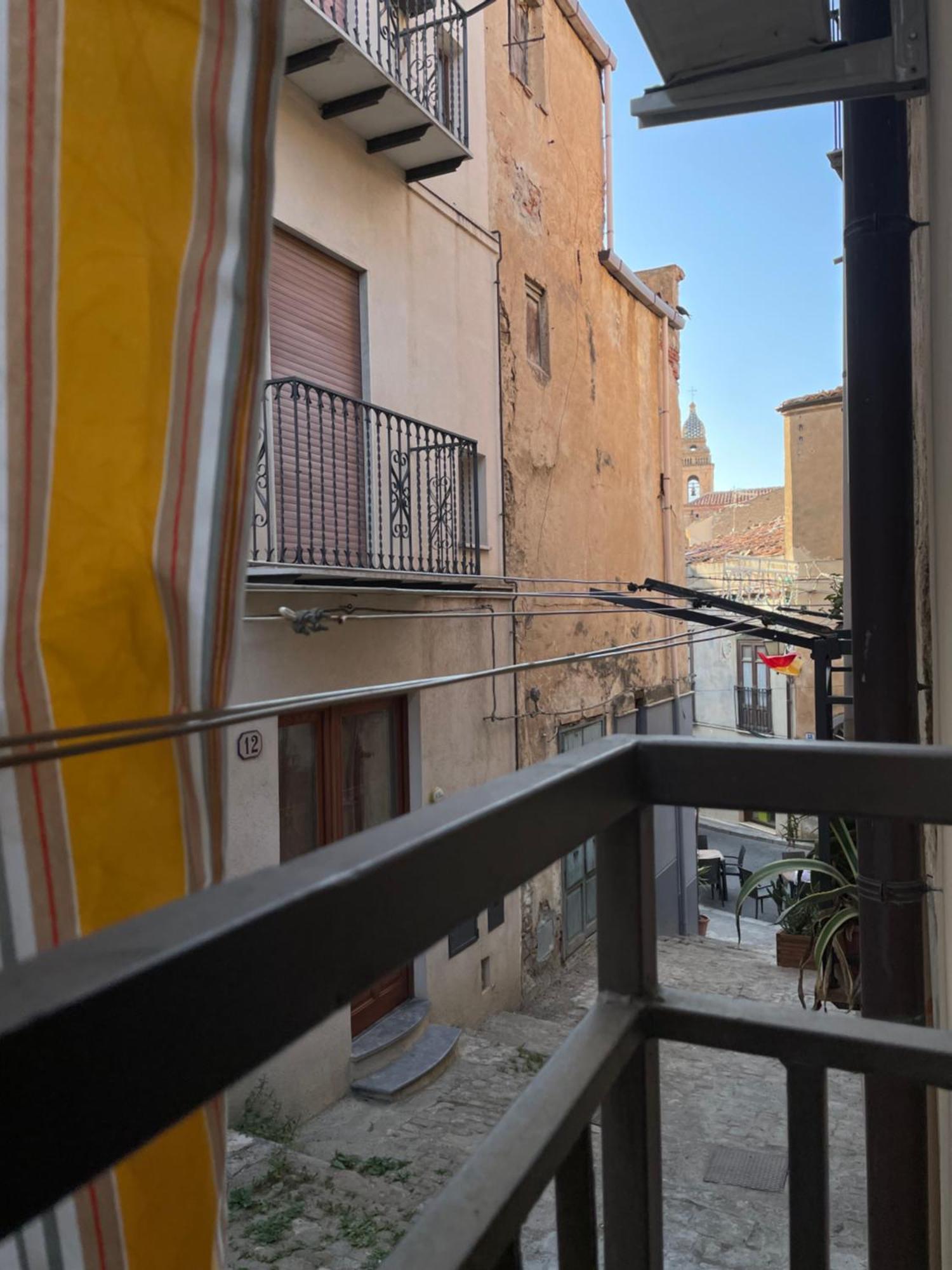 La Casa Nel Cortile Appartement Castelbuono  Buitenkant foto