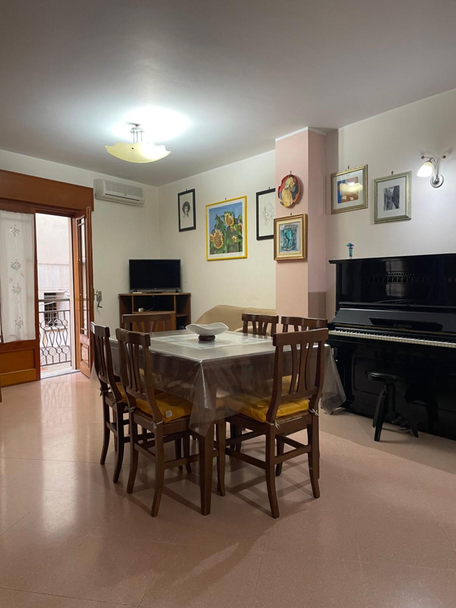 La Casa Nel Cortile Appartement Castelbuono  Buitenkant foto