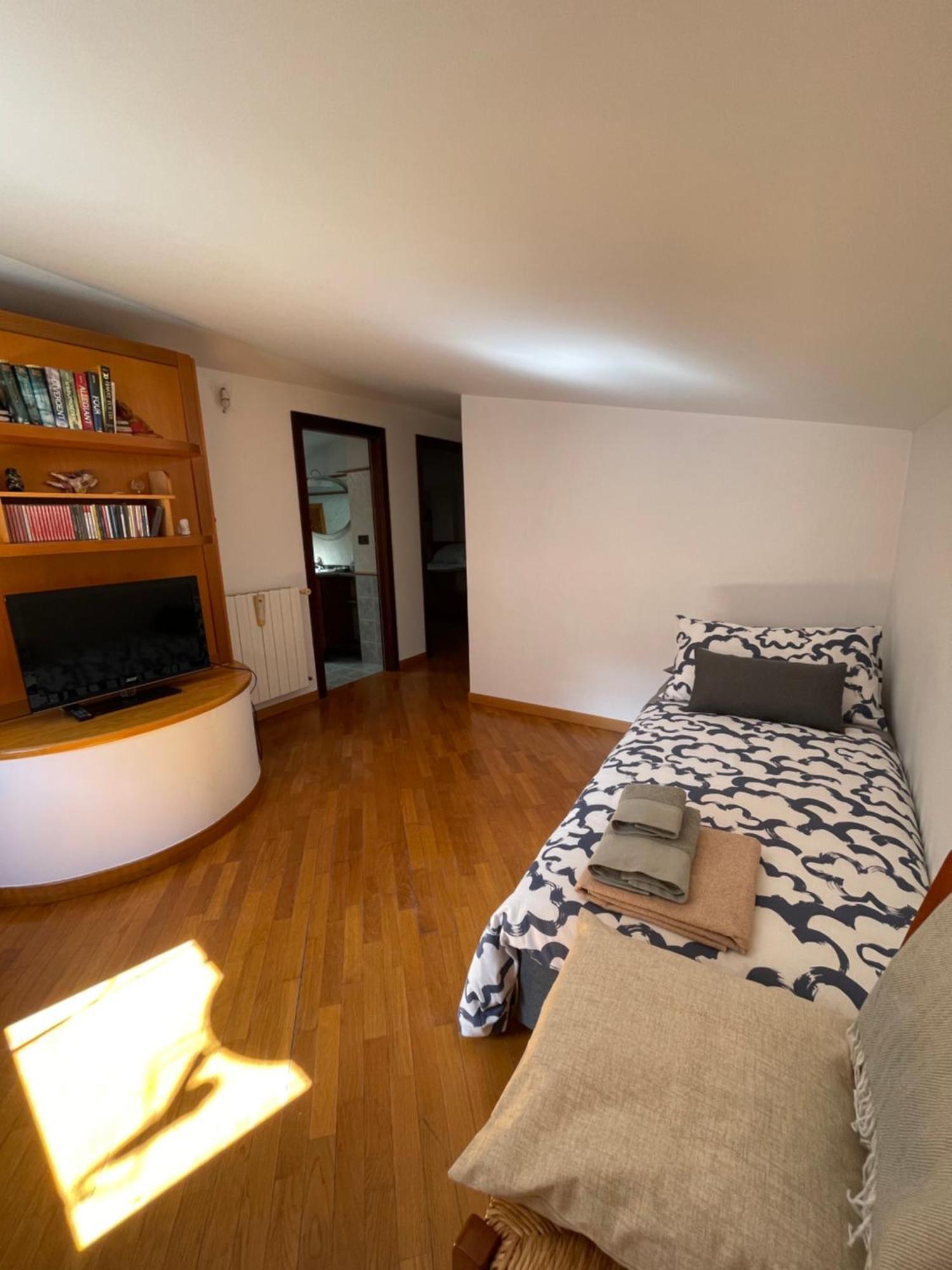 La Casa Nel Cortile Appartement Castelbuono  Buitenkant foto
