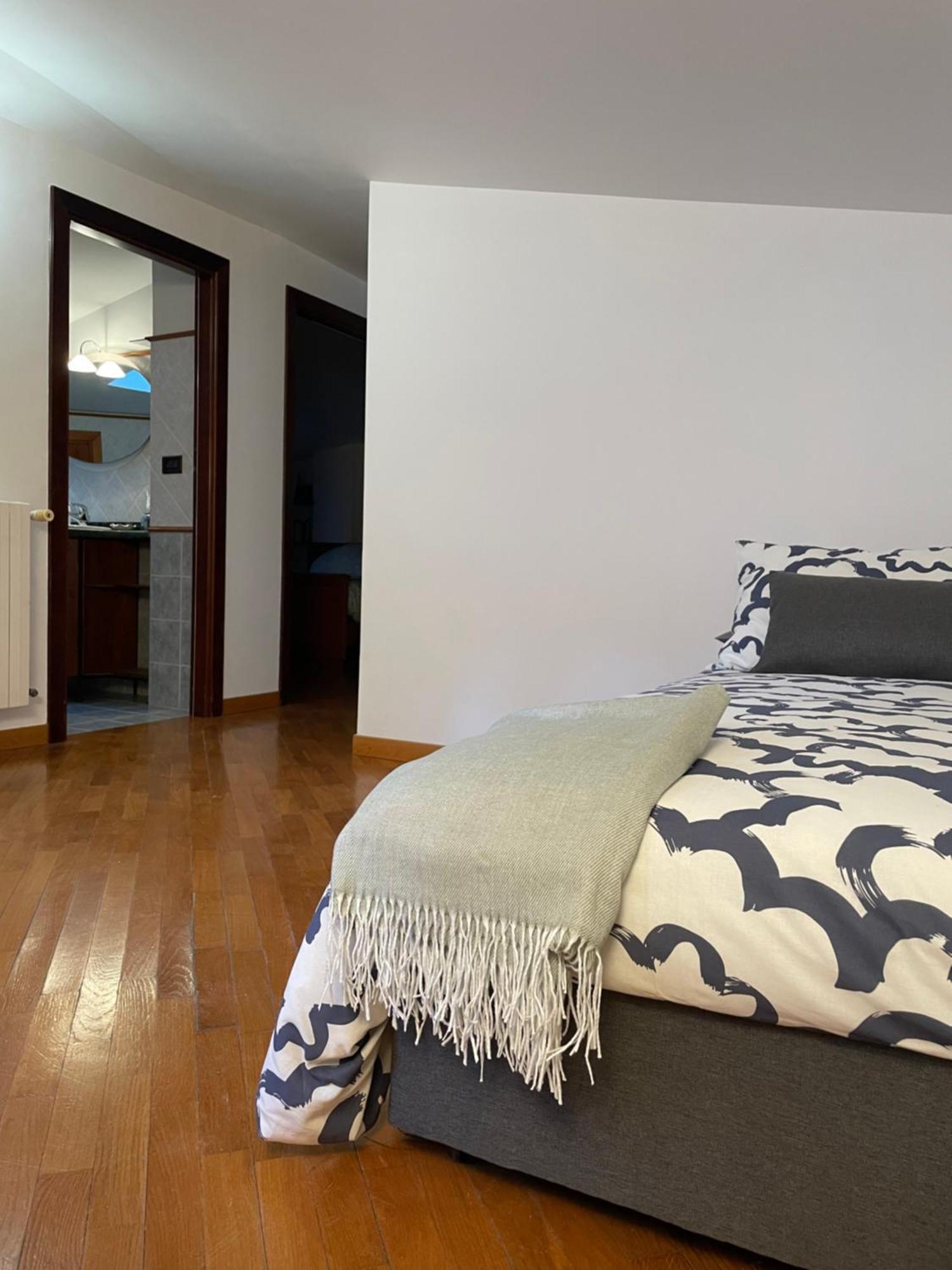 La Casa Nel Cortile Appartement Castelbuono  Buitenkant foto