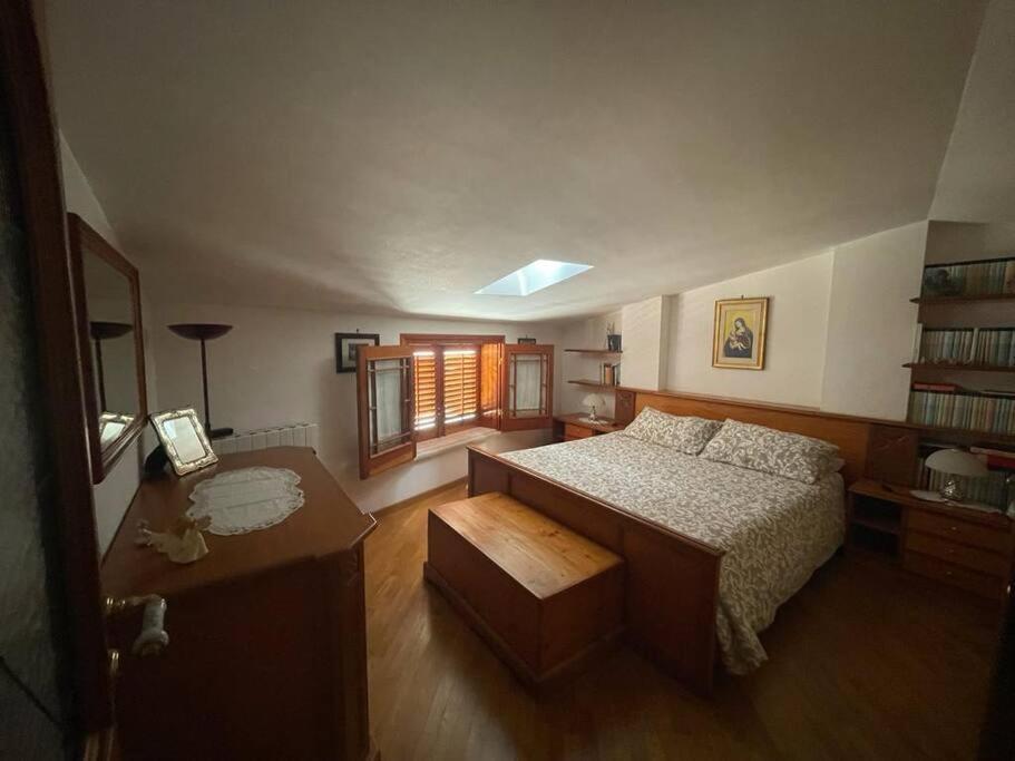 La Casa Nel Cortile Appartement Castelbuono  Buitenkant foto
