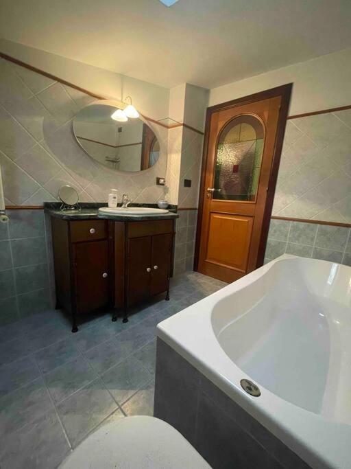 La Casa Nel Cortile Appartement Castelbuono  Buitenkant foto