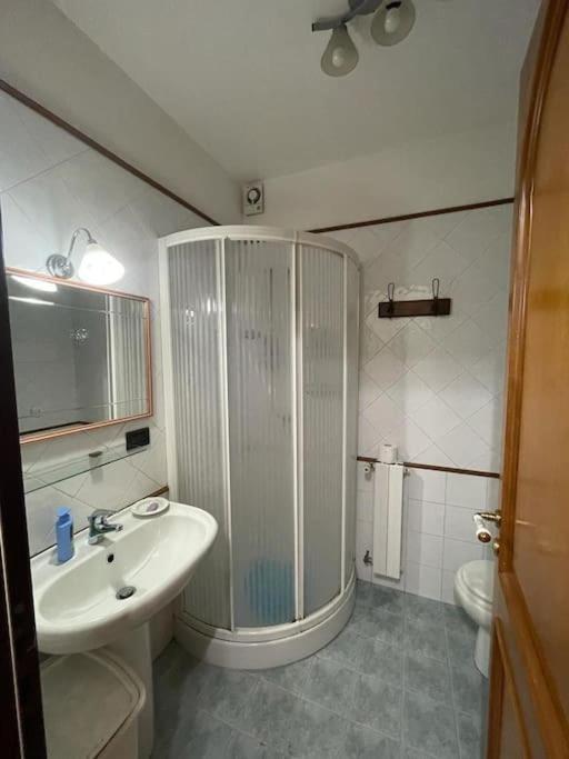 La Casa Nel Cortile Appartement Castelbuono  Buitenkant foto